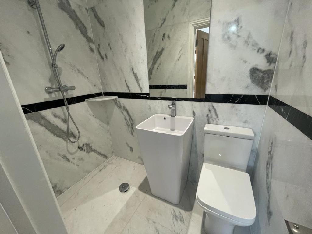 371 Guest House Ig1 4Uq אילפורד מראה חיצוני תמונה